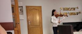 Emilia gra na skrzypcach 