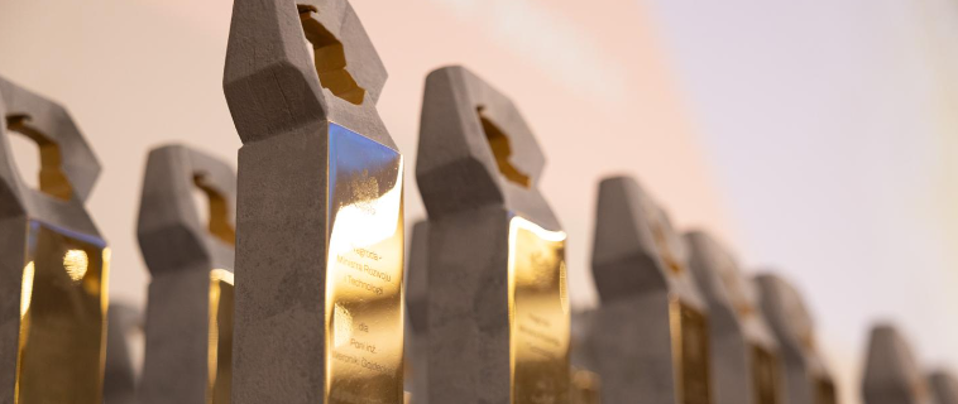 Zdjęcie przedstawia statuetki, które są wręczane laureatom Konkursu o nagrodę Ministra Rozwoju i Technologii za wybitne osiągnięcia twórcze w dziedzinach architektury i budownictwa oraz planowania i zagospodarowania przestrzennego