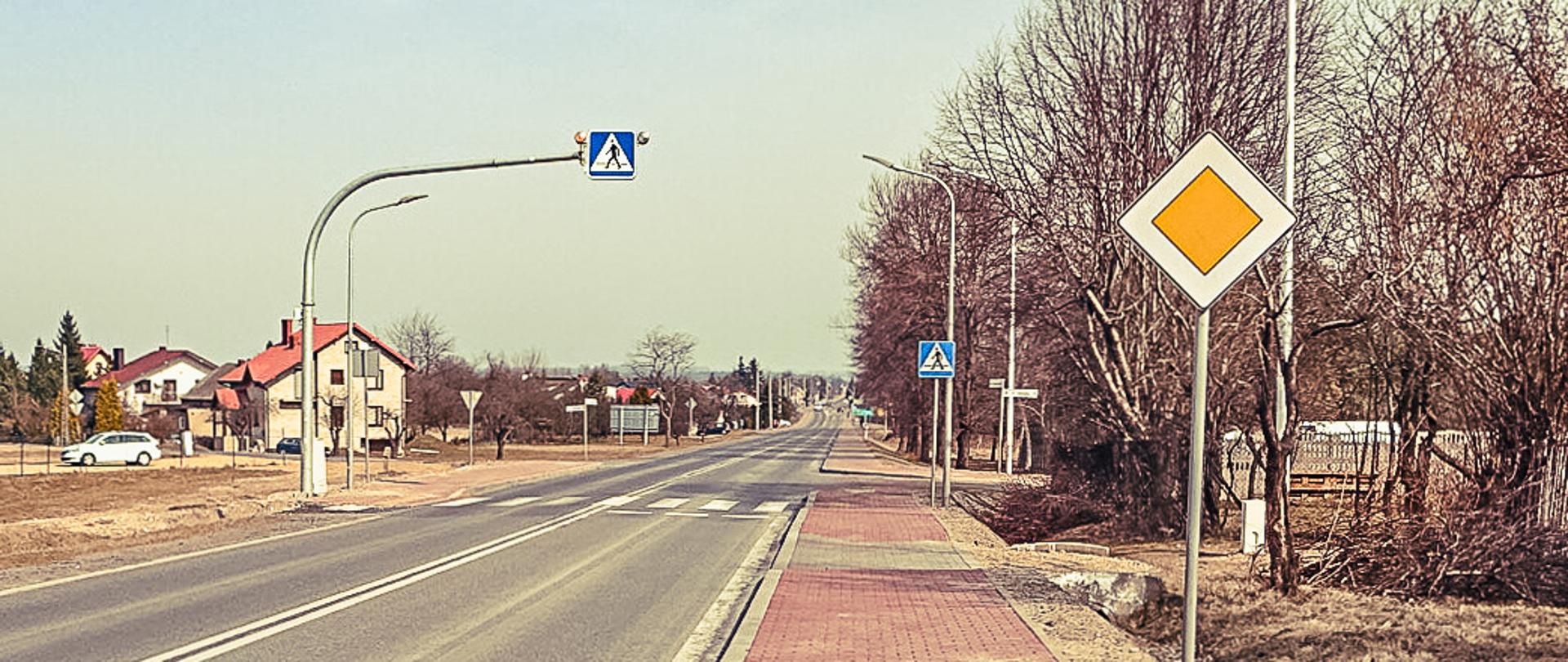 Przejście dla pieszych wyposażone w dedykowane oświetlenie drogowe, wraz z oznakowaniem poziomym i pionowym - w tym z podświetlonym i umieszczonym na wysięgniku nad drogą znakiem D-6 "przejście dla pieszych". 