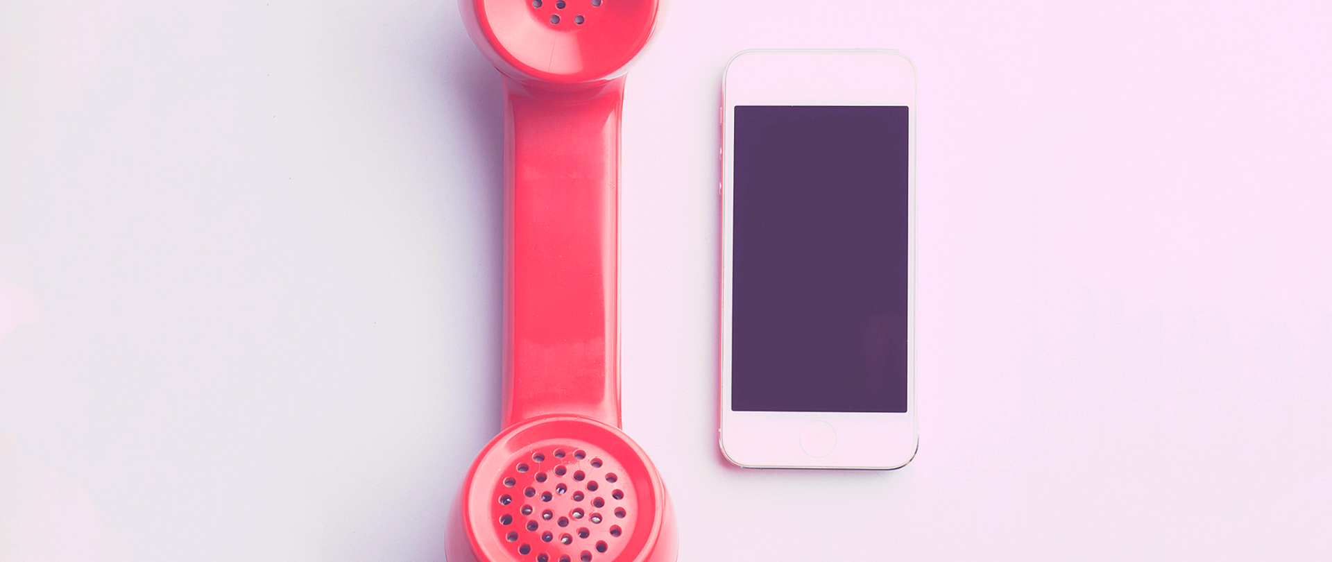 Słuchawka telefonu a obok telefon komórkowy