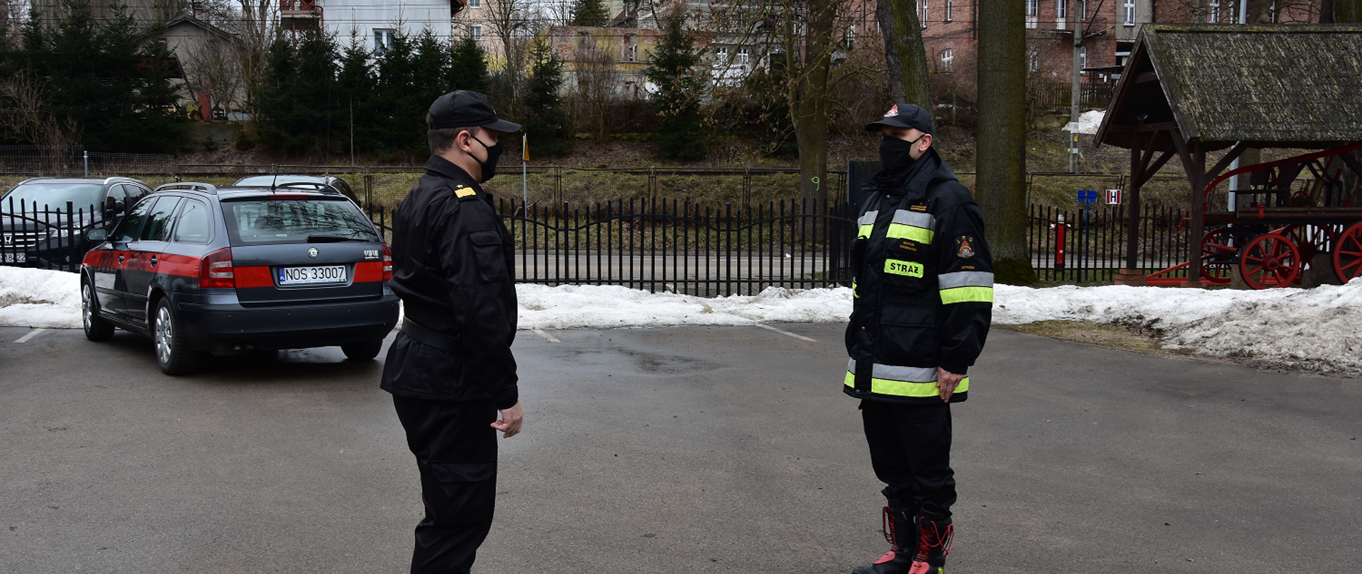 Dowódca Jednostki Ratowniczo-Gaśniczej w Ostródzie mł. bryg. Marcin Wiśniewski składa meldunek nadbyrg. Tomaszowi Komoszyńskiemu Warmińsko-Mazurskiemu Komendantowi Wojewódzkiemu Państwowej Straży Pożarnej