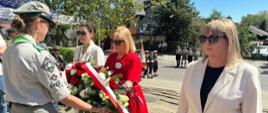 Delegacja Urzędu Skarbowego w Starachowicach składa wiązankę kwiatów przed Pomnikiem Niepodległości podczas uroczystych obchodów 235. rocznicy uchwalenia Konstytucji 3 Maja