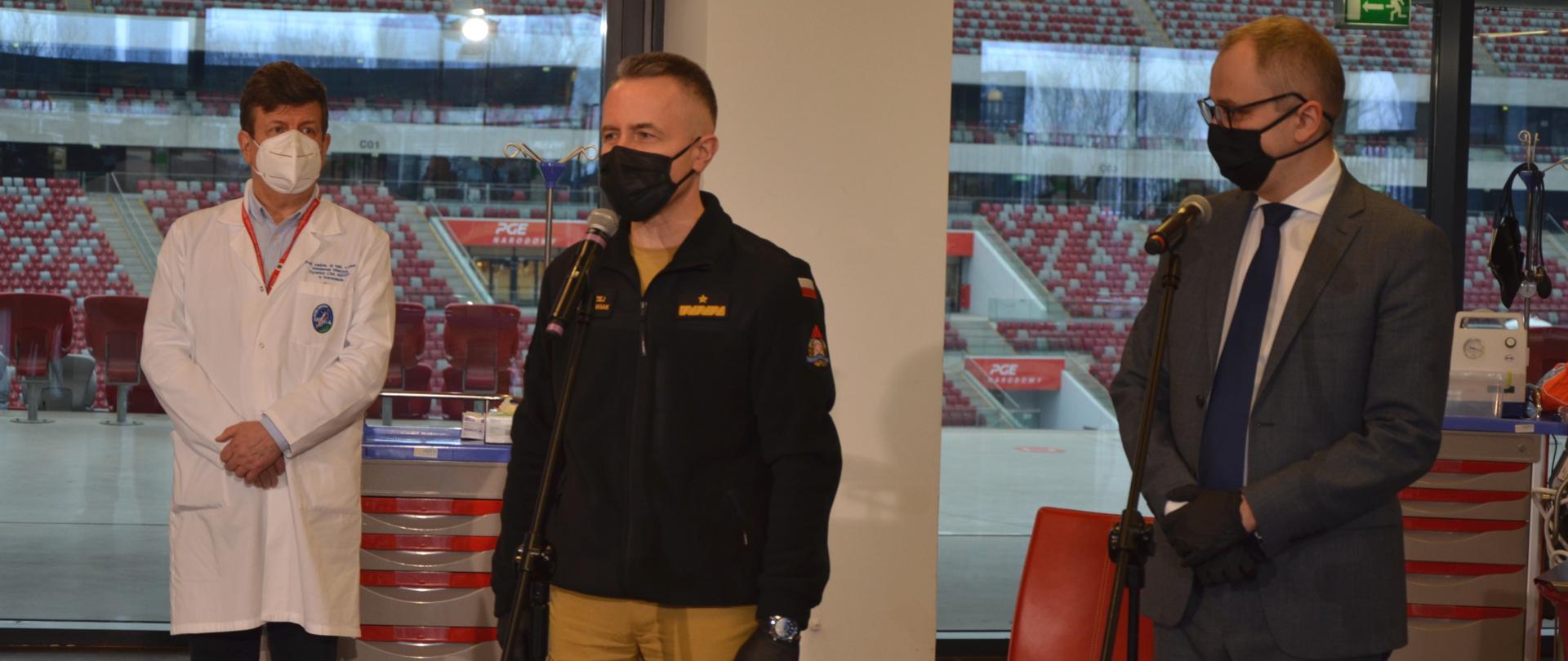 Komendant Główny PSP nadbryg. Andrzej Bartkowiak w trakcie przemówienia na briefingu prasowym na stadionie Narodowym z okazji rozpoczęcia szczepień przeciw COVID-19 dla funkcjonariuszy służb mundurowych