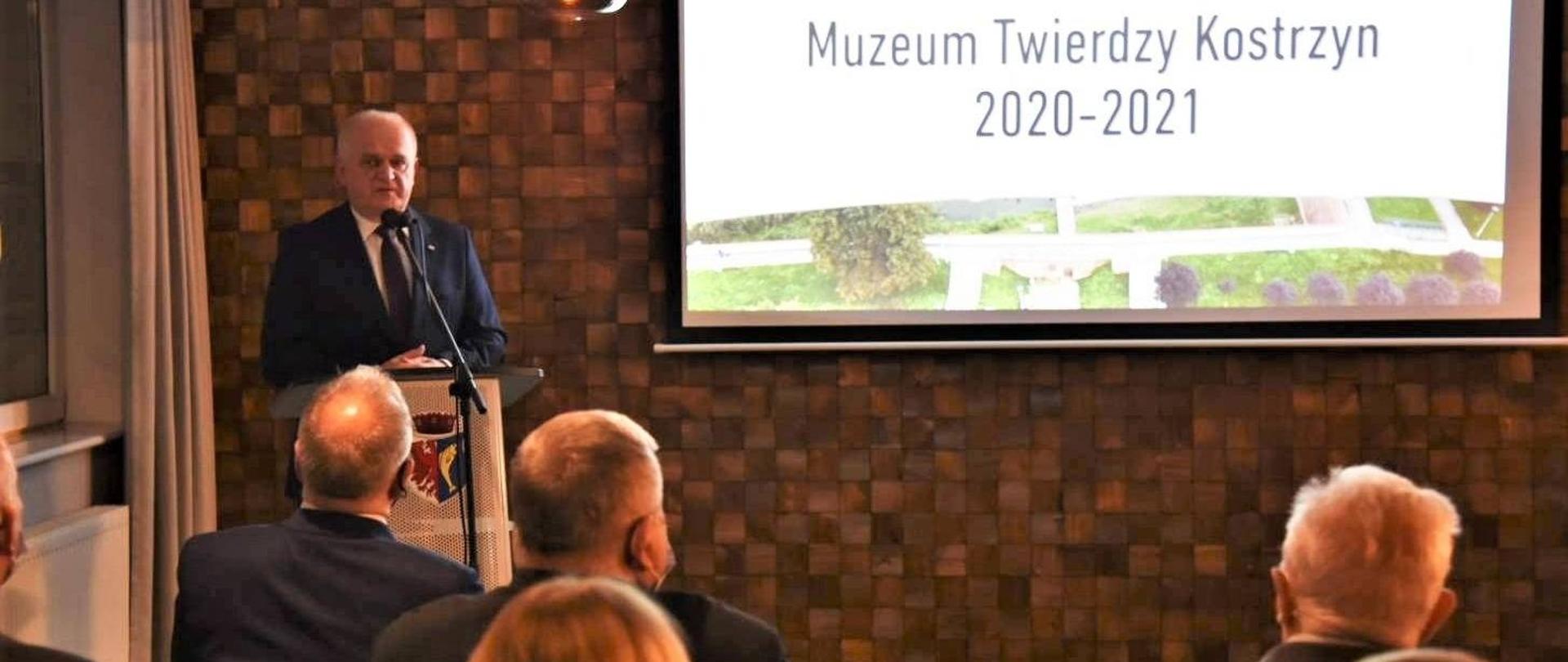 Odznaka „Zasłużony dla kultury polskiej” dla dyrektora Muzeum Twierdzy Kostrzyn. Wojewoda lubuski przemawia