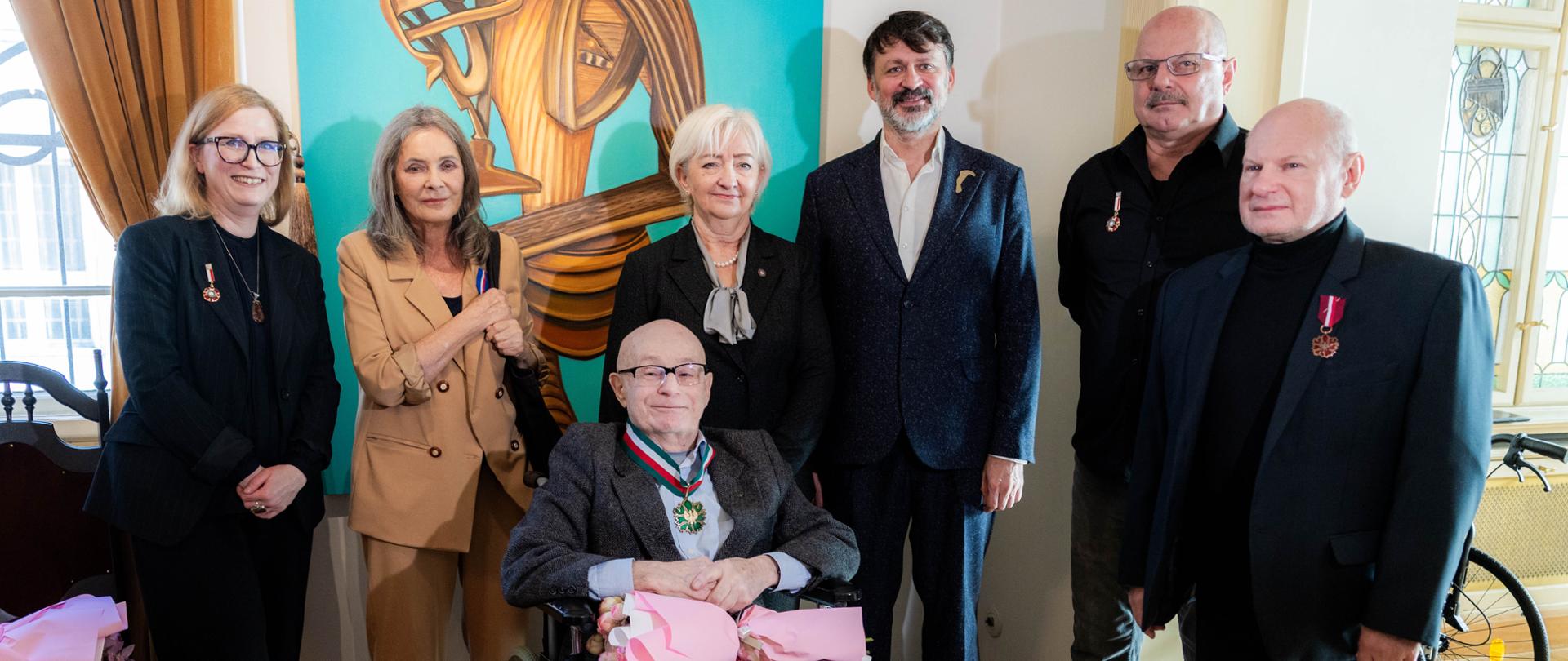 Odznaczeni medalami "Gloria Artis" i odznaczeniami "Zasłużony dla Kultury Polskiej" pracownicy Miejskiej Galerii Sztuki w Łodzi, wraz z wojewodą łódzkim Dorotą Ryl i obecnym dyrektorem galerii, Arturem Chrzanowskim 
