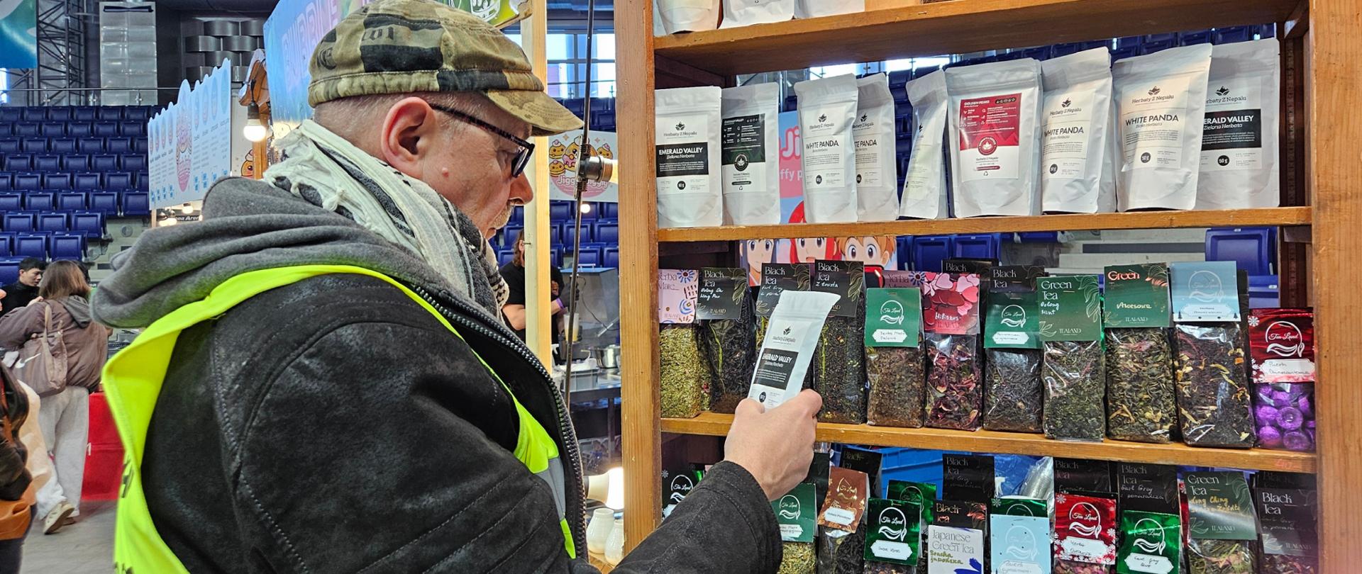 Inspektor IJHARS na stoisku z przyprawami