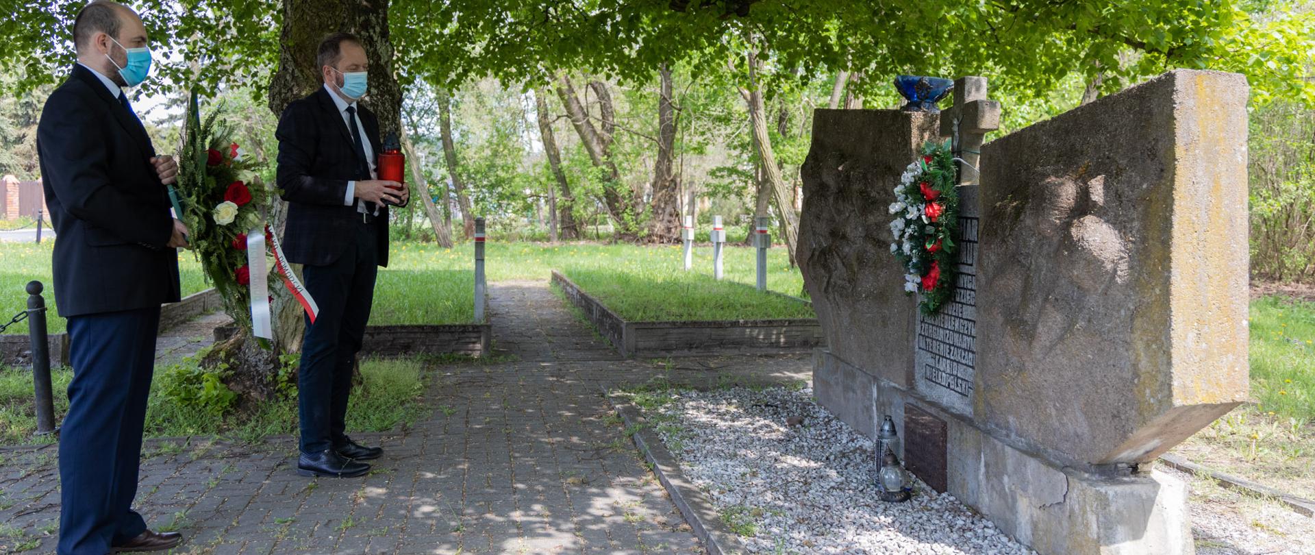 dwóch mężczyzn, cmentarz, miejsce pamięci