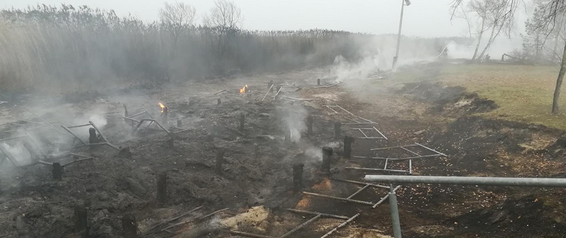 Dymiące zgliszcza po pożarze