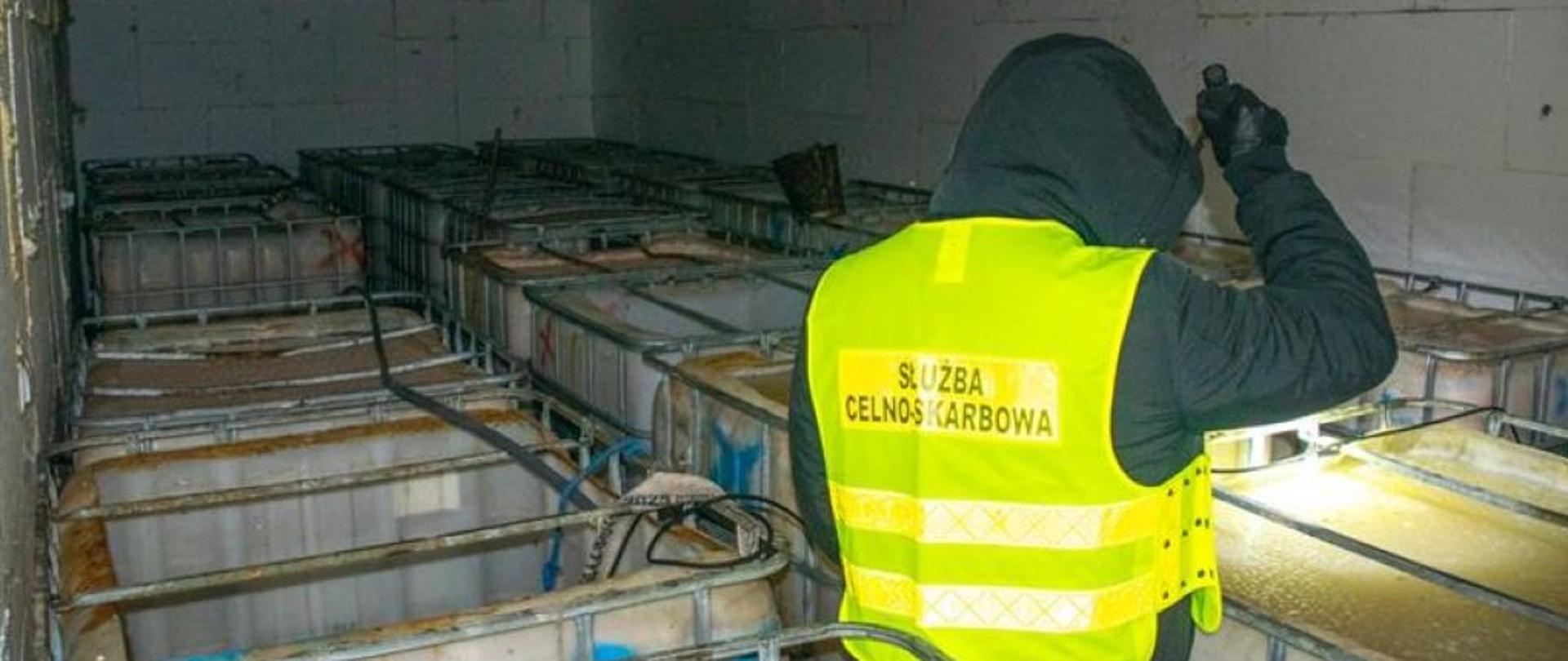 Funkcjonariusz Służby Celno-Skarbowej w nielegalnej bimbrowni