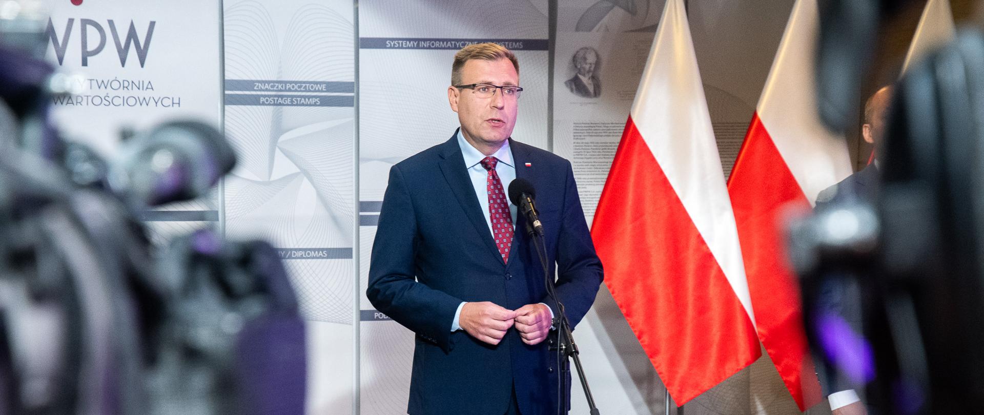 Wiceminister Maciej Małecki na konferencji prasowej
