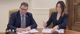 Podpisanie Porozumienia przez Głównego Inspektora Ochrony Roślin i Nasiennictwa – Magdalenę Makowską oraz Szefa Krajowej Administracji Skarbowej - Marcin Łobodę