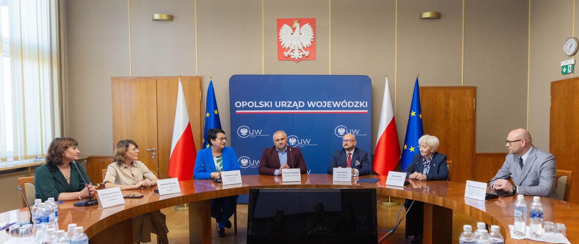 Umowę, w obecności wojewody łódzkiego Doroty Ryl oraz wojewody opolskiego Moniki Jurek podpisali: Daniel Palimąka, starosta nyski i Konrad Koc, wójt gminy Bełchatów.