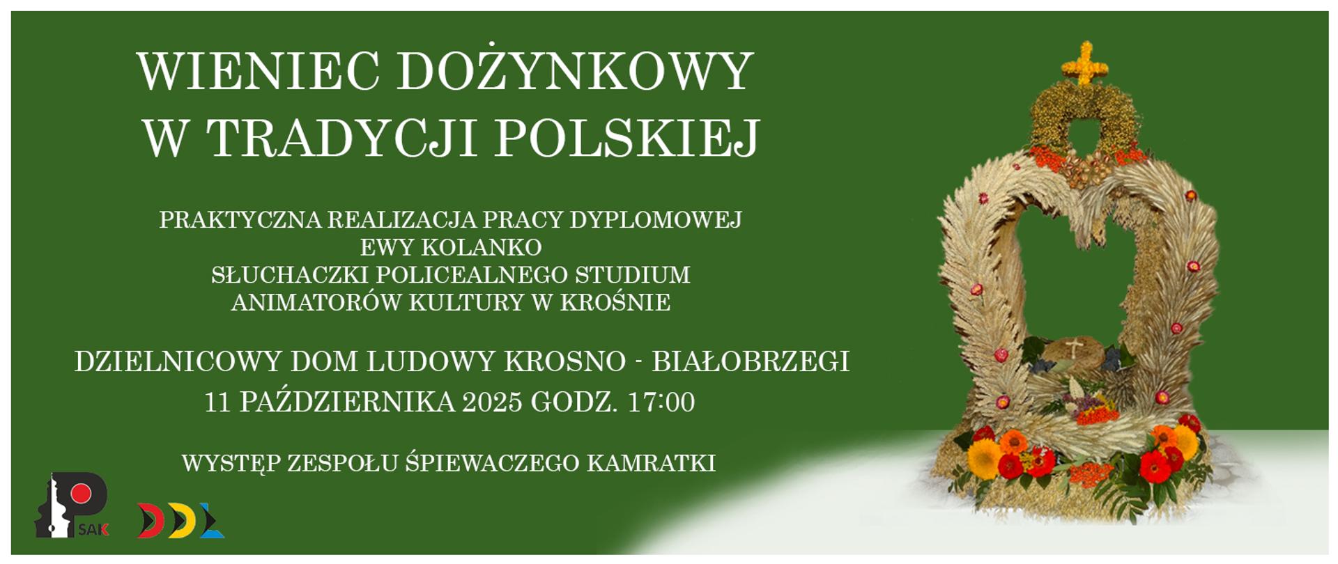 Plakat zapraszający na pracę dyplomową Ewy Kolanko. Plakat ma zielone tło na którym jest opis w białych literach. Po prawej stronie stoi wieniec dożynkowy wykonany z suszonych zbóż i kwiatów. Wieniec jest w kształcie serca a na górze ma krzyż.
