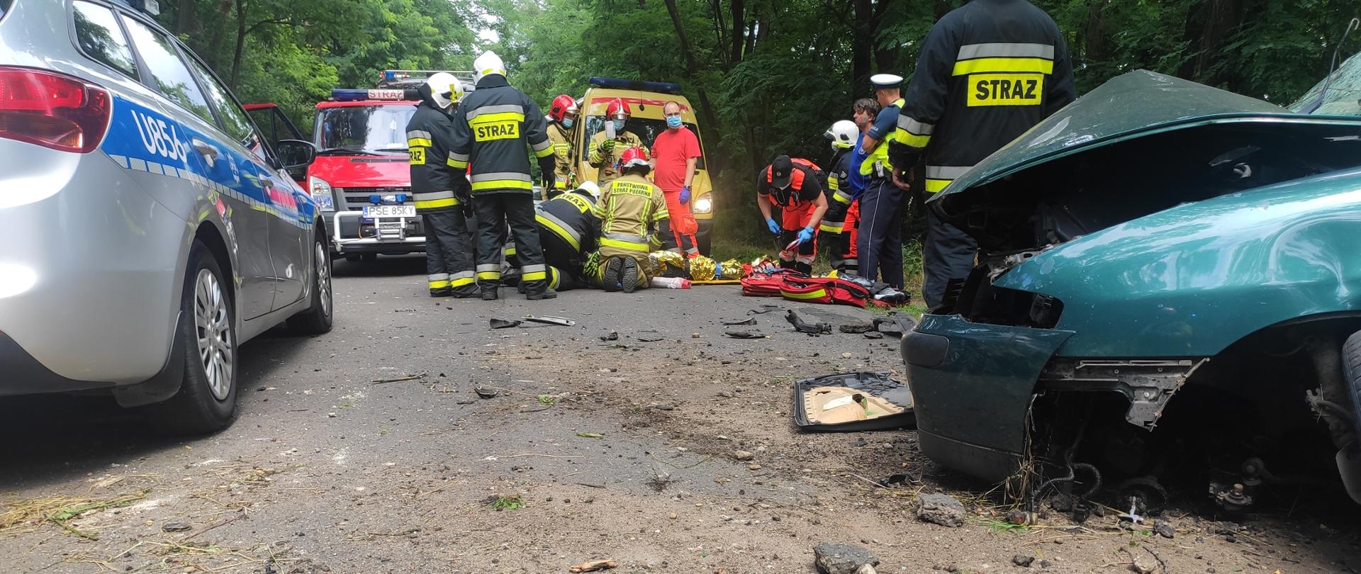 Współpracujące służby ratunkowe podczas udzielania pomocy poszkodowanemu.