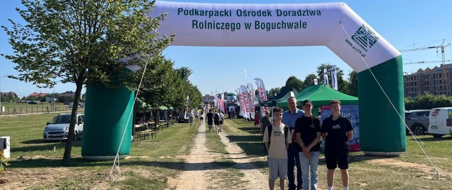 Uczniowie z opiekunem