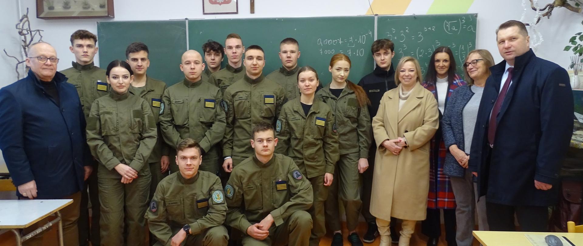 Minister Przemysław Czarnek odwiedził Zespół Szkół im. Kajetana hr. Kickiego w Sobieszynie