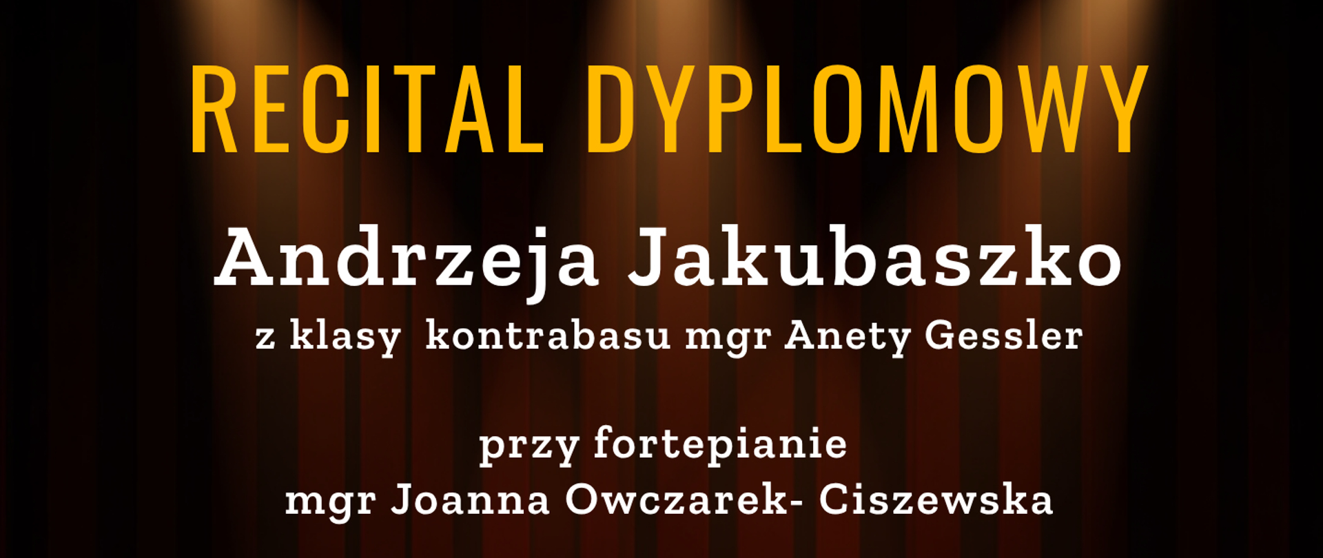 Pionowy plakat stylizowany na ciemną scenę teatralną z czerwoną kurtyną, drewnianą podłogą i snopami światła padającymi z góry. W centrum kompozycji znajduje się okrągłe zdjęcie mężczyzny opierającego się o kontrabas na tle zieleni. Powyżej umieszczono eleganckie, złoto-białe napisy z tytułem „RECITAL DYPLOMOWY Andrzeja Jakubaszko” oraz repertuarem. W lewym górnym rogu widnieje mała, złota ikona kontrabasu ze smyczkiem. Dół plakatu zamyka poziomy, żółty pas z czarnym tekstem informującym o dacie, godzinie i miejscu.