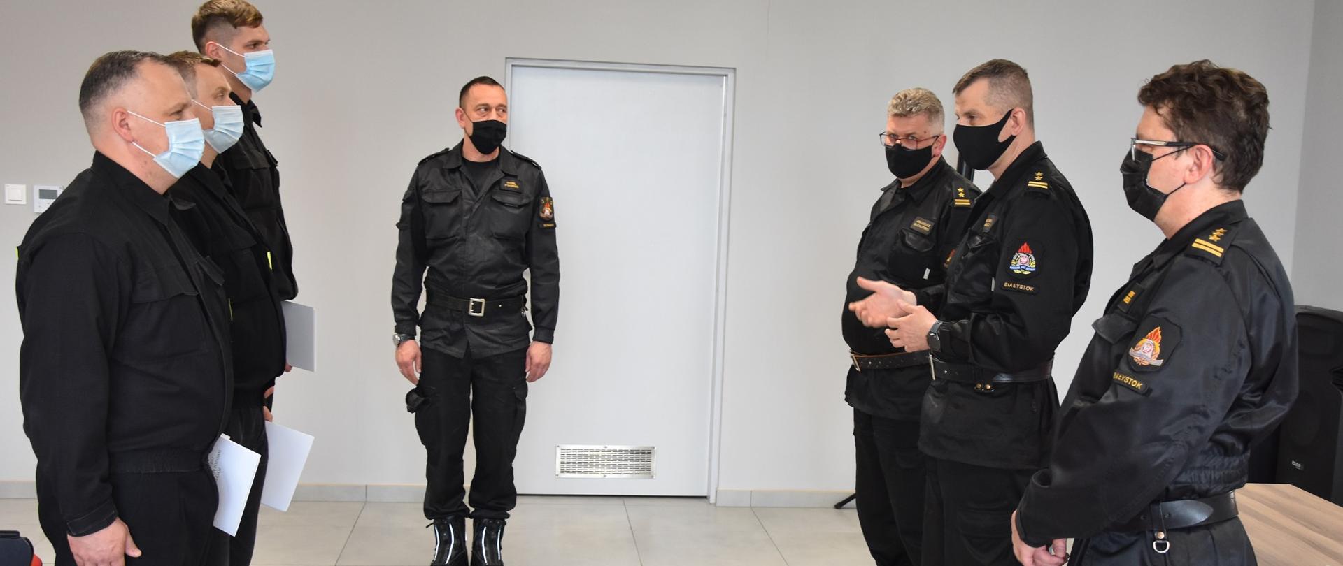 Zdjęcie przedstawia 7 strażaków w maseczkach zakrywających nos i usta