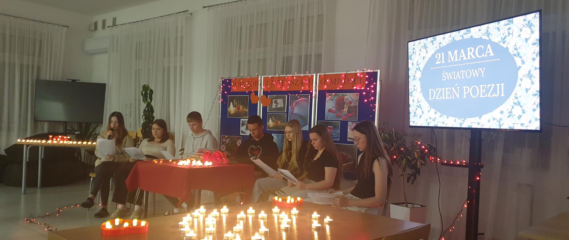 Uczniowie ZSCKR w Potoczku podczas „wieczoru poetyckiego o miłości”. Internat, Światowy Dzień Poezji 2026r.