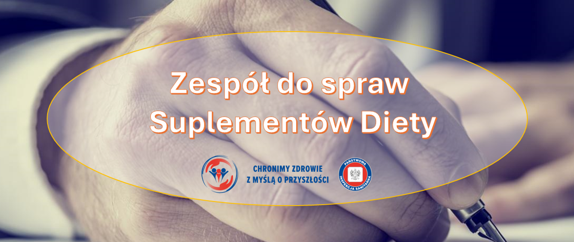 Baner z napisem »Zespół do spraw Suplementów Diety«, na tle osoby wypełniającej dokumenty.