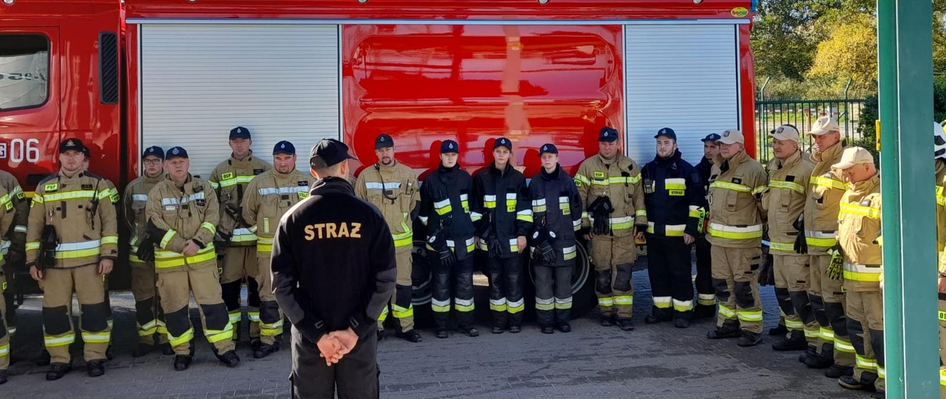 Zdjęcie przedstawia druhów z jednostek OSP na terenie zakładu Energobaltic podczas omawiania ćwiczeń
