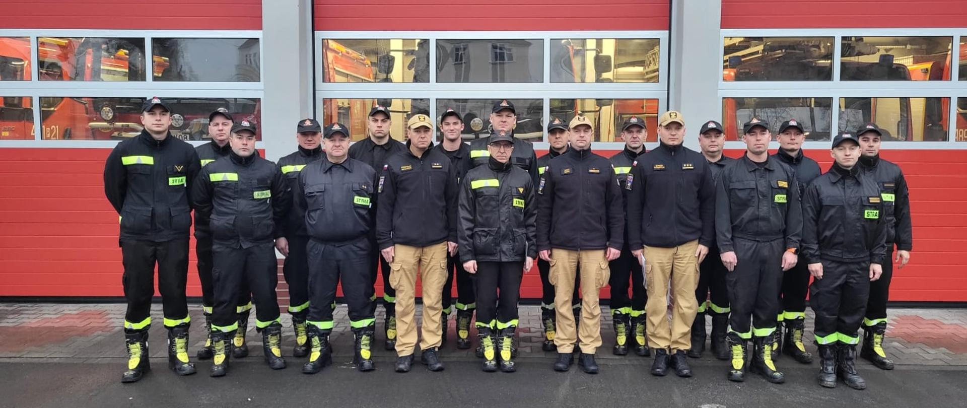 Na zdjęciu strażacy podczas wręczania decyzji o przyznaniu nagrody Wielkopolskiego Komendanta Wojewódzkiego PSP. 