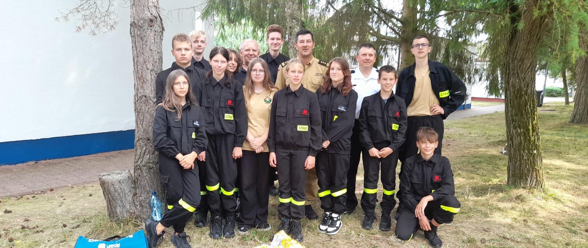 Wizyta z-cy zachodniopomorskiego komendanta wojewódzkiego PSP w Szczecinie na obozie MDP Stare Bielice. Zdjęcie grupowe.