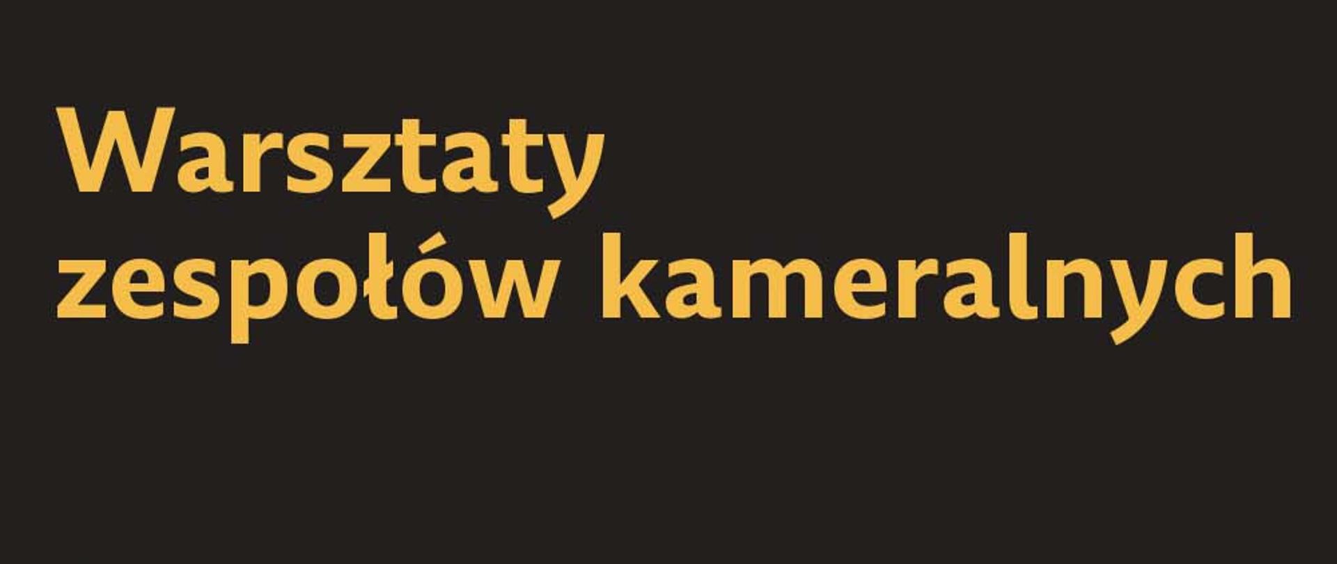 biało-żółte napisy na czarnym tle. Po bokach elementy imitujące ramę obrazu oraz płótno