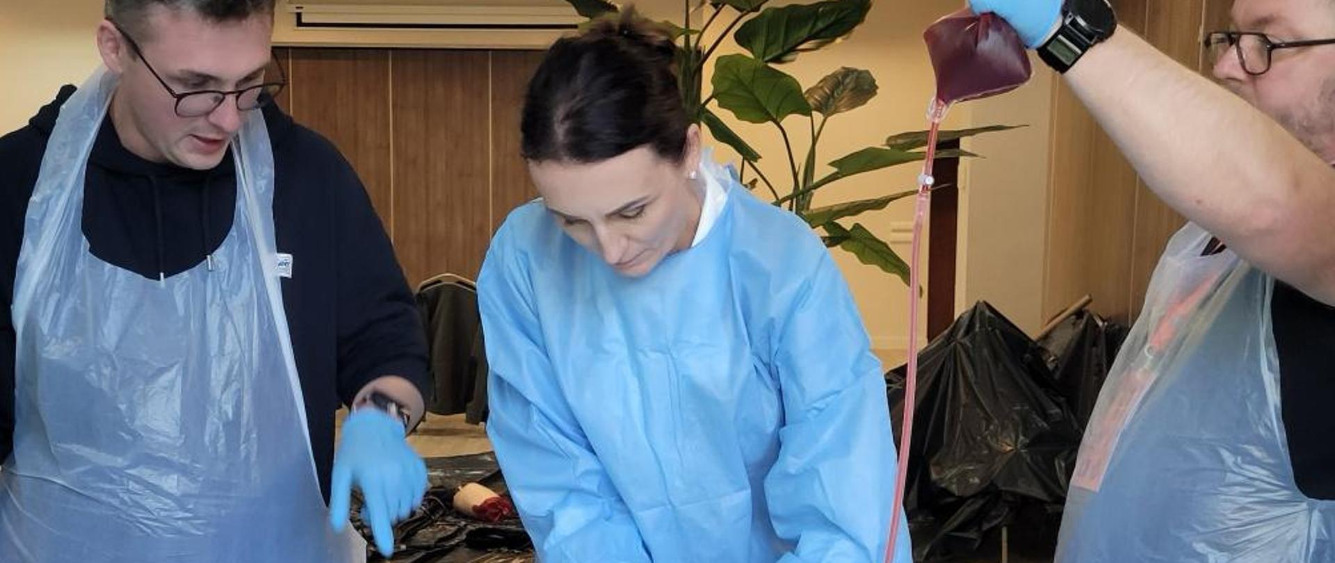 wojewoda podczas ćwiczeń z pomocy poszkodowanemu w wypadku