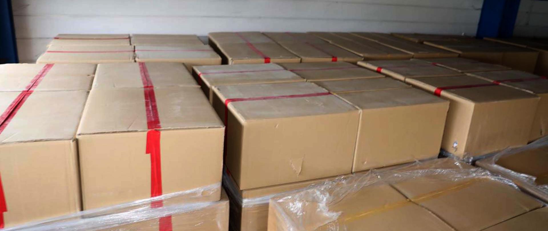 Kartony zaklejone czerwoną taśmą.
