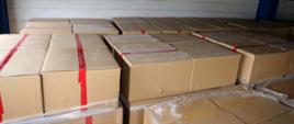 Kartony zaklejone czerwoną taśmą.