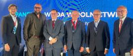 Uczestnicy II panelu pt. Retencja, nawadnianie i bezpieczeństwo żywnościowe w warunkach zmiany klimatu który odbył się podczas konferencji Blue Deal Congress. Od lewej na zdjęciu stoją: Dr Olaf Horbańczuk, Dyrektor Polskiego Stowarzyszenia Zrównoważonego Rolnictwa i Żywności, Jacek Zarzecki, Wiceprzewodniczący Zarządu, Polska Platforma Zrównoważonej Wołowiny, Mateusz Balcerowicz - prezes Wód Polskich, Marek Sawicki, parlamentarzysta, Minister Rolnictwa i Rozwoju Wsi w latach 2007-2012 i 2014-2015, Marek Zagórski, Federacja Przedsiębiorców Polskich i Karol Bujoczek, moderator, Top Agrar – Dyrektor Wydawniczy