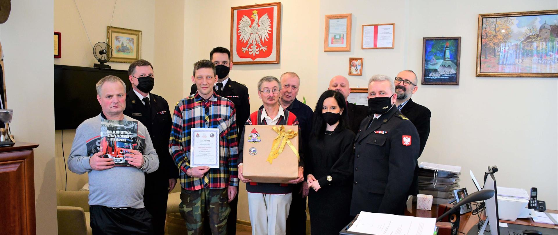 Wręczenie nagrody za zwycięstwo w konkursie plastycznym „Czujka na straży Twojego bezpieczeństwa”. - opis alternatywny