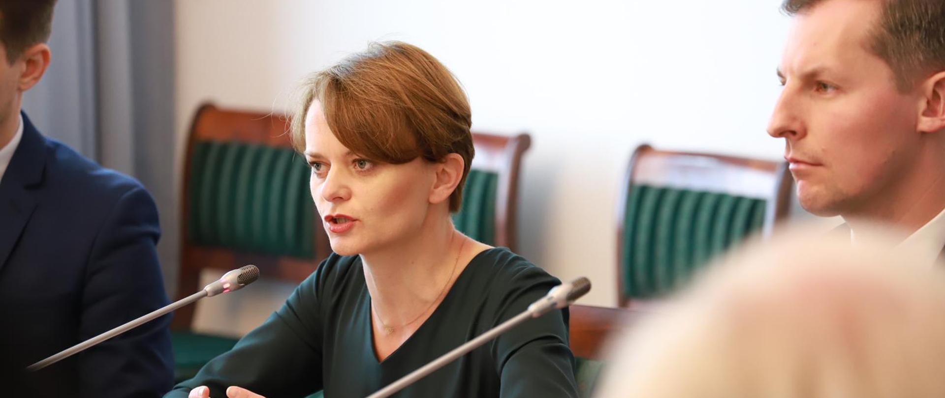 Na zdjęciu przemawiająca wicepremier i minister rozwoju Jadwiga Emilewicz. Po prawej stronie widoczny Tomasz Chróstny, prezes UOKiK. Formuła zasiadana.