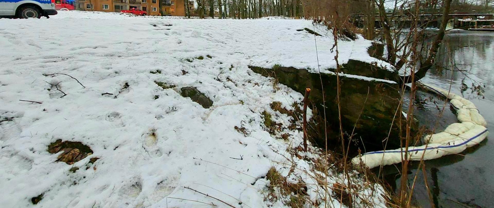 Zdjęcie przedstawia zaporę rozstawiona na rzece Słupia. 