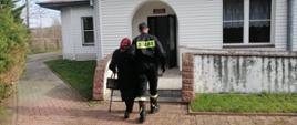 Ochotnicza Straż Pożarna z Krynek pomaga dotrzeć starszej kobiecie do punktu szczepień 