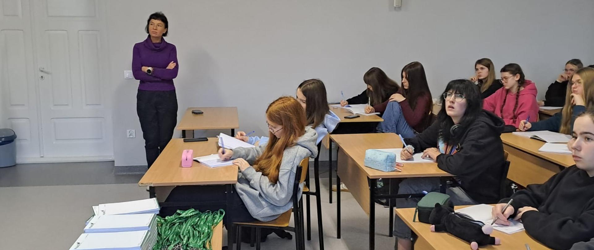 Uczniowie ZSCKR z nauczycielką podczas spotkania 