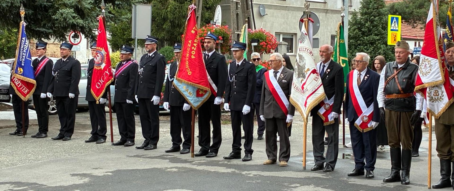 Osoby uczestniczące w Uroczystych Obchodach Dnia Walki i Męczeństwa Wsi Polskiej 