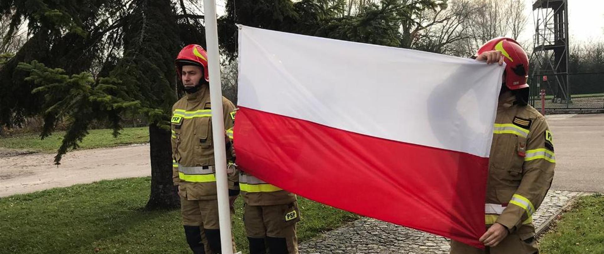 "Biało Czerwona" prezentowana przez strażaków. 