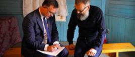 Historyczne podpisanie umowy w molennie staroobrzędowców w Wodziłkach