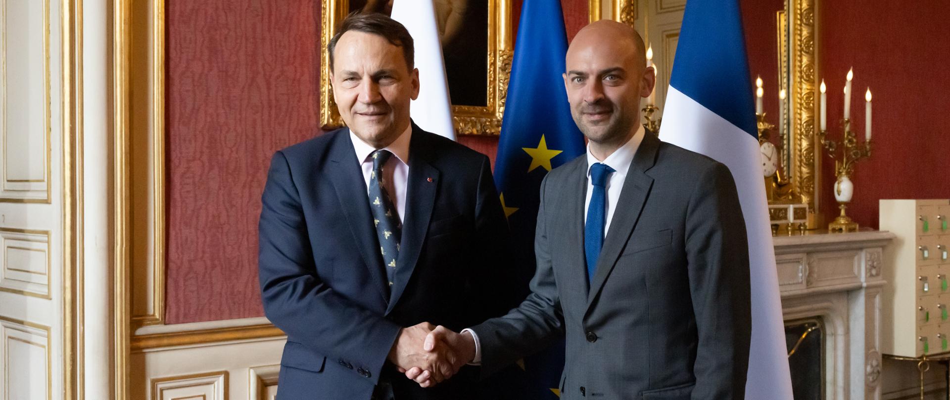 Wicepremier, Minister Spraw Zagranicznych Radosław Sikorski z Ministrem Europy i Spraw Zagranicznych Republiki Francuskiej Jean-Noëlem Barrotem podczas uścisku dłoni.