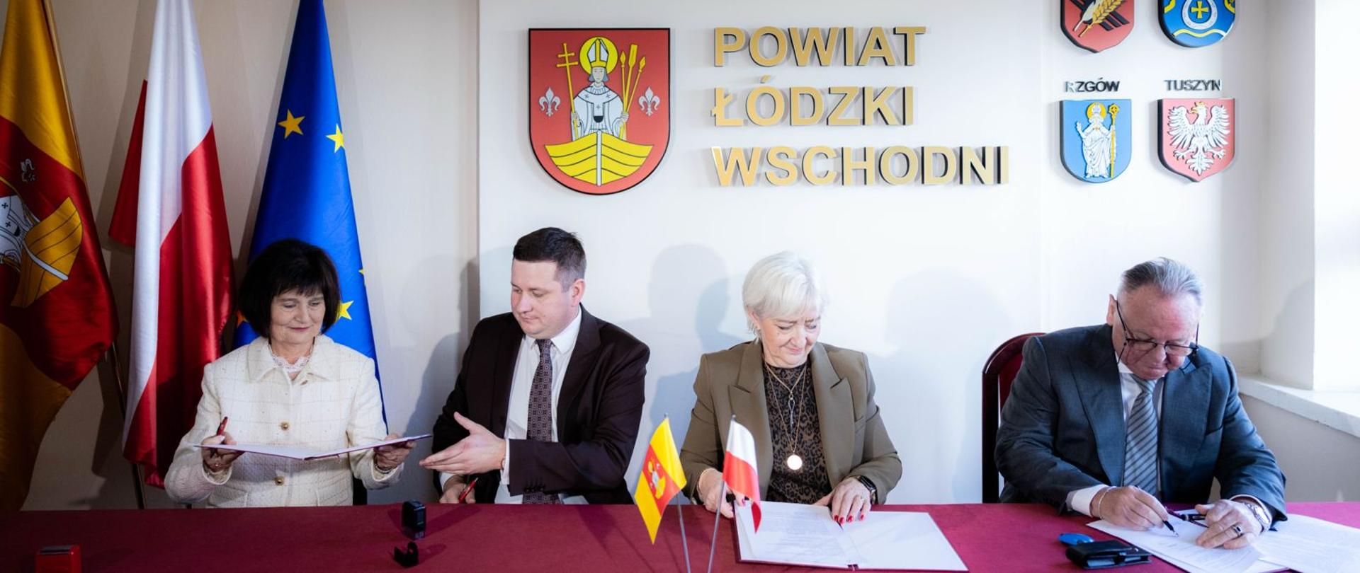 Uroczystość podpisania umowy w Starostwie Powiatowym w Łodzi - od lewej: wicestarosta łódzki wschodni - Ewa Gładysz, starosta łódzki wschodni - Mateusz Karwowski, wojewoda łódzki Dorota Ryl oraz przedstawiciel wykonawcy 