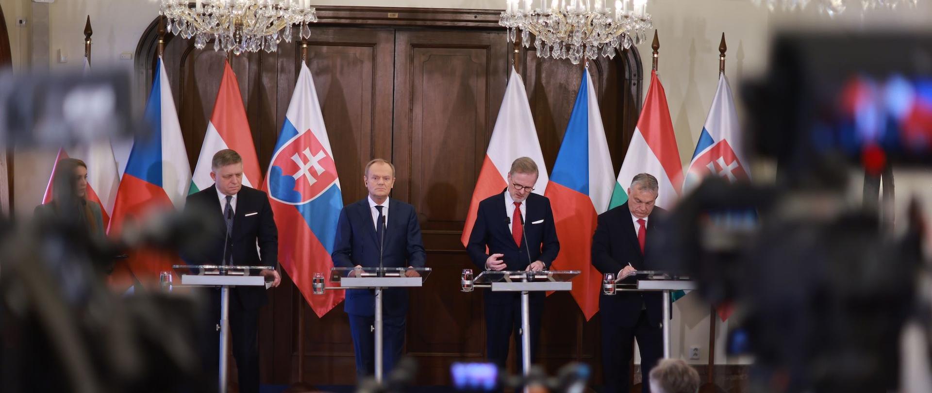 Premier Donald Tusk i Premierzy państw Grupy Wyszehradzkiej podczas wspólnej konferencji V4 w Pradze.
