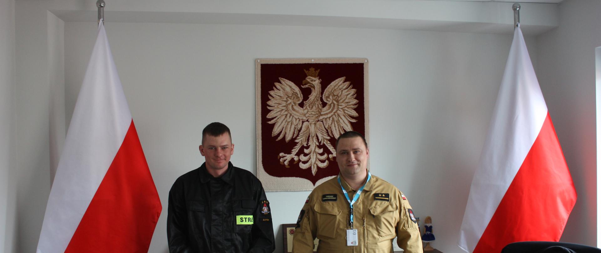Na zdjęciu strażak z komendantem 