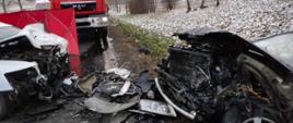 Uszkodzone pojazdy po czołowym zderzeniu i samochód pożarniczy