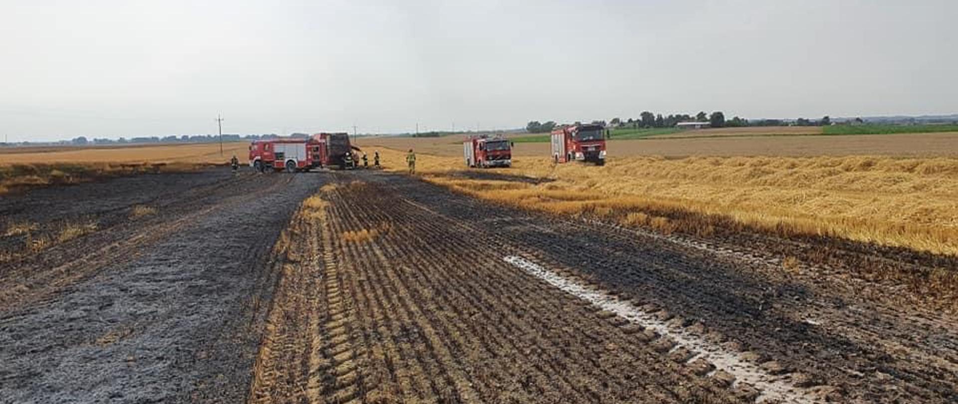 Pożar kombajnu i zboża na pniu w Łosośnikach