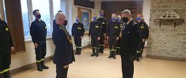 Dowódca JRG 1 składa meldunek komendantowi miejskiemu
