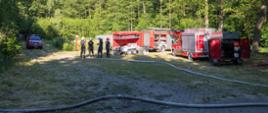 Na zdjęciu widać pojazdy pożarnicze oraz strażaków podczas ćwiczeń modułu wodnego Piła.