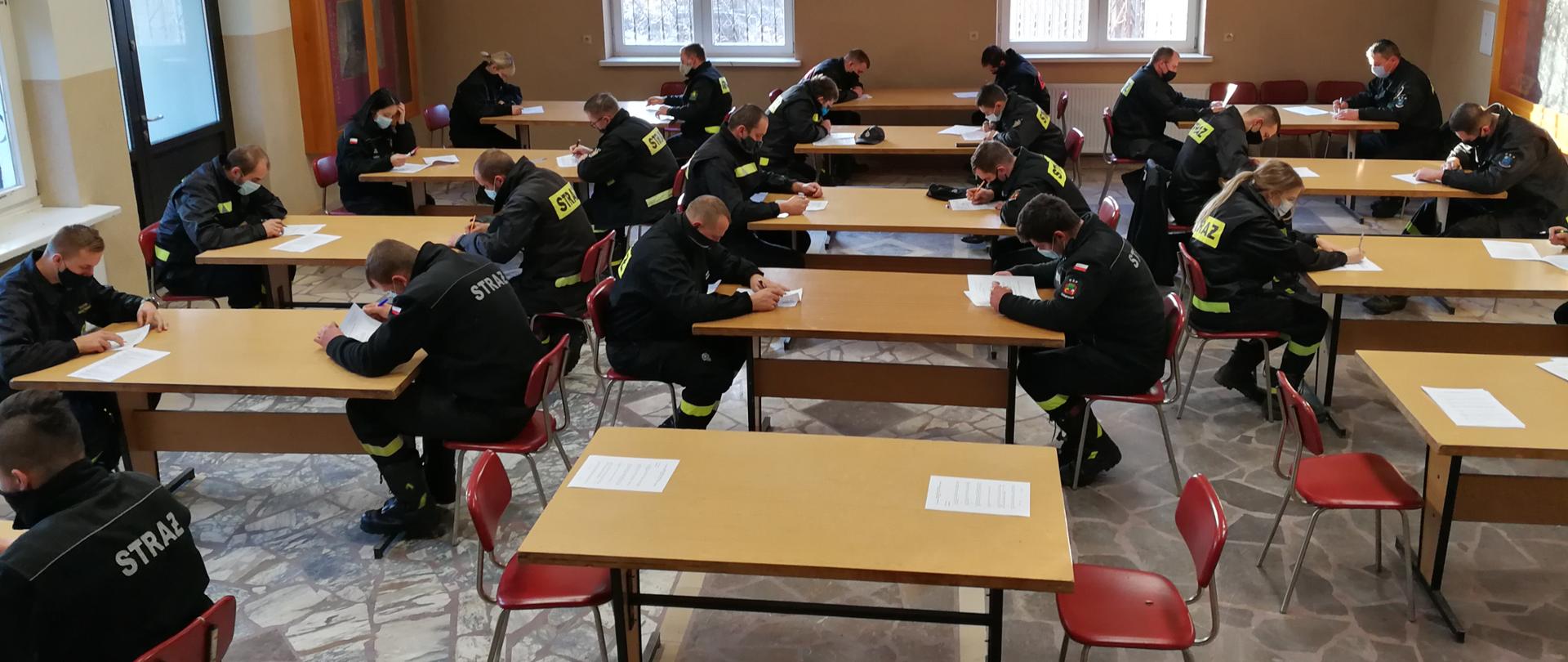 Sala kinowa OSP Łososina Górna, na której strażacy OSP terenu powiatu limanowskiego zdaj egzamin końcowy na szkoleniu podstawowym