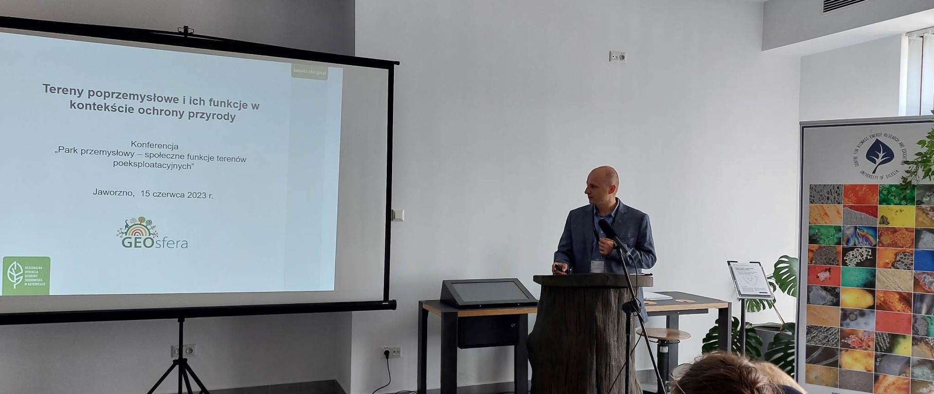 Sala konferencyjna z przemawiającym i rzutnikiem